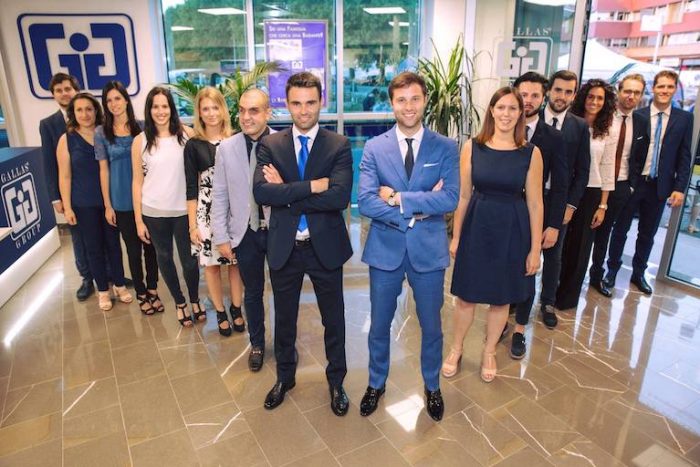 foto di gruppo del team Gallas Group, agenzia specializzata nella gestione di badante convivente vitto e alloggio