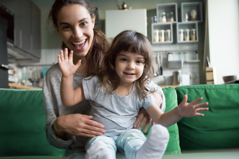 Bambina e babysitter: le famiglie possono avvalersi del bonus babysitter Inps per i servizi di baby-sitting resi dal 1 gennaio al 30 giugno 2021