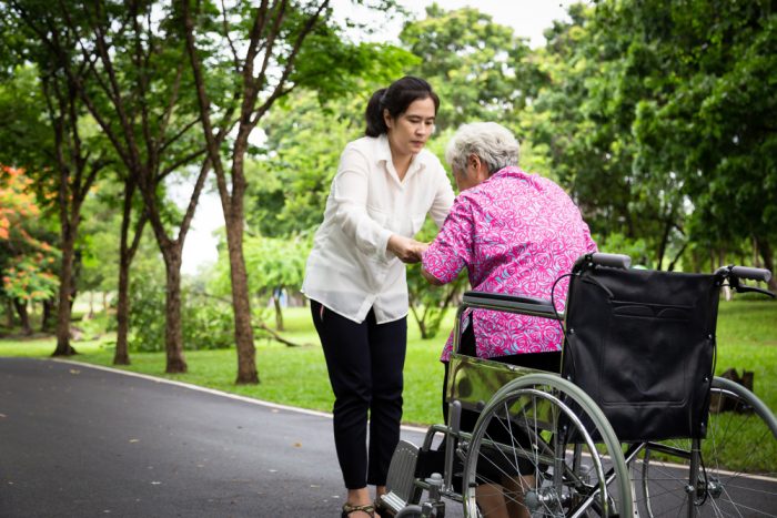 come regolarizzare badanti: badante aiuta signora anziana sulla carrozzella