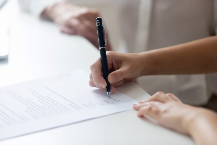 documenti per regolarizzare la badante: la firma del contratto