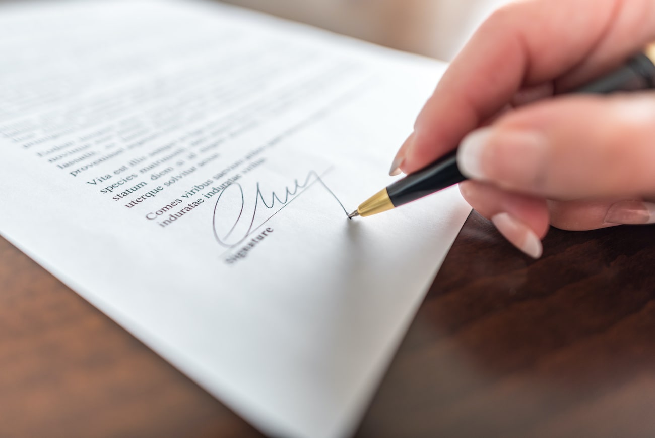 dopo il periodo di prova badanti e colf: licenziamento o assunzione: immagine di firma del contratto