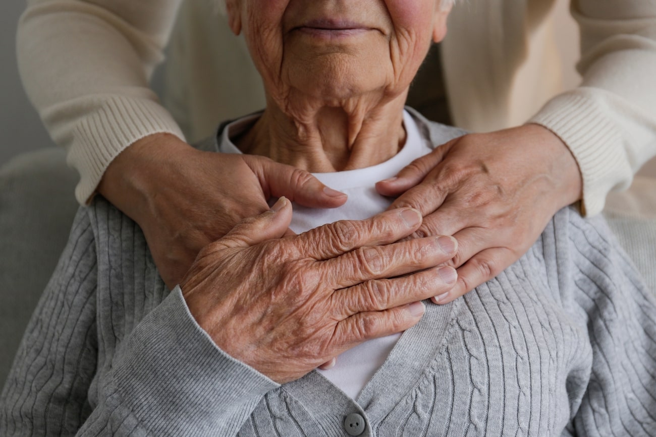 periodo di prova badante e colf: anziana stringe le mani alla propria badante