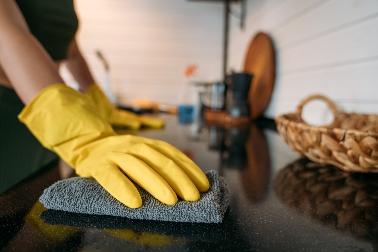 differenza tra colf e badante: pulizie del banco da lavoro in cucina