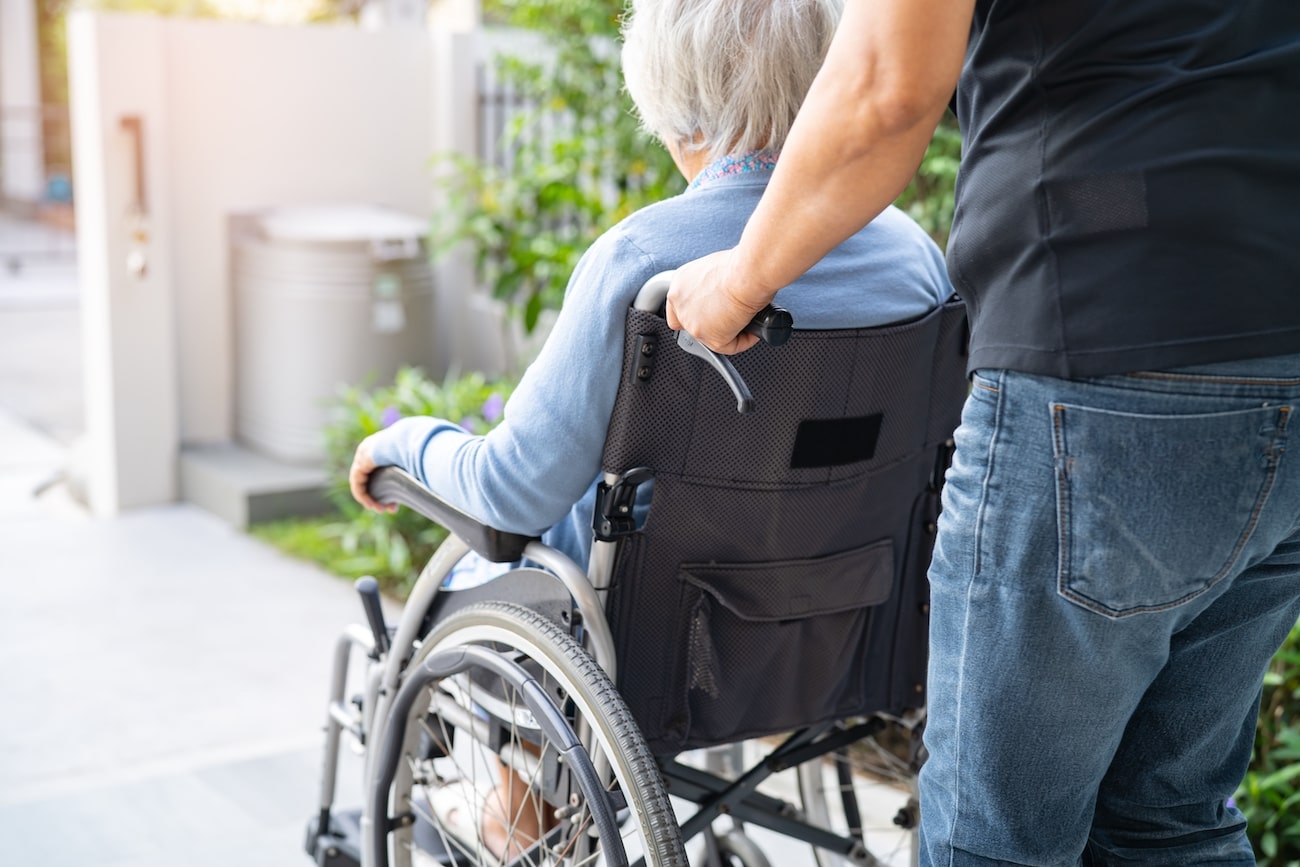 bonus colf e badanti 2023: anziana in sedie a rotelle