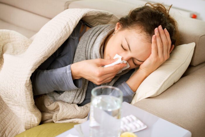 malattia colf e badanti: donna raffreddata