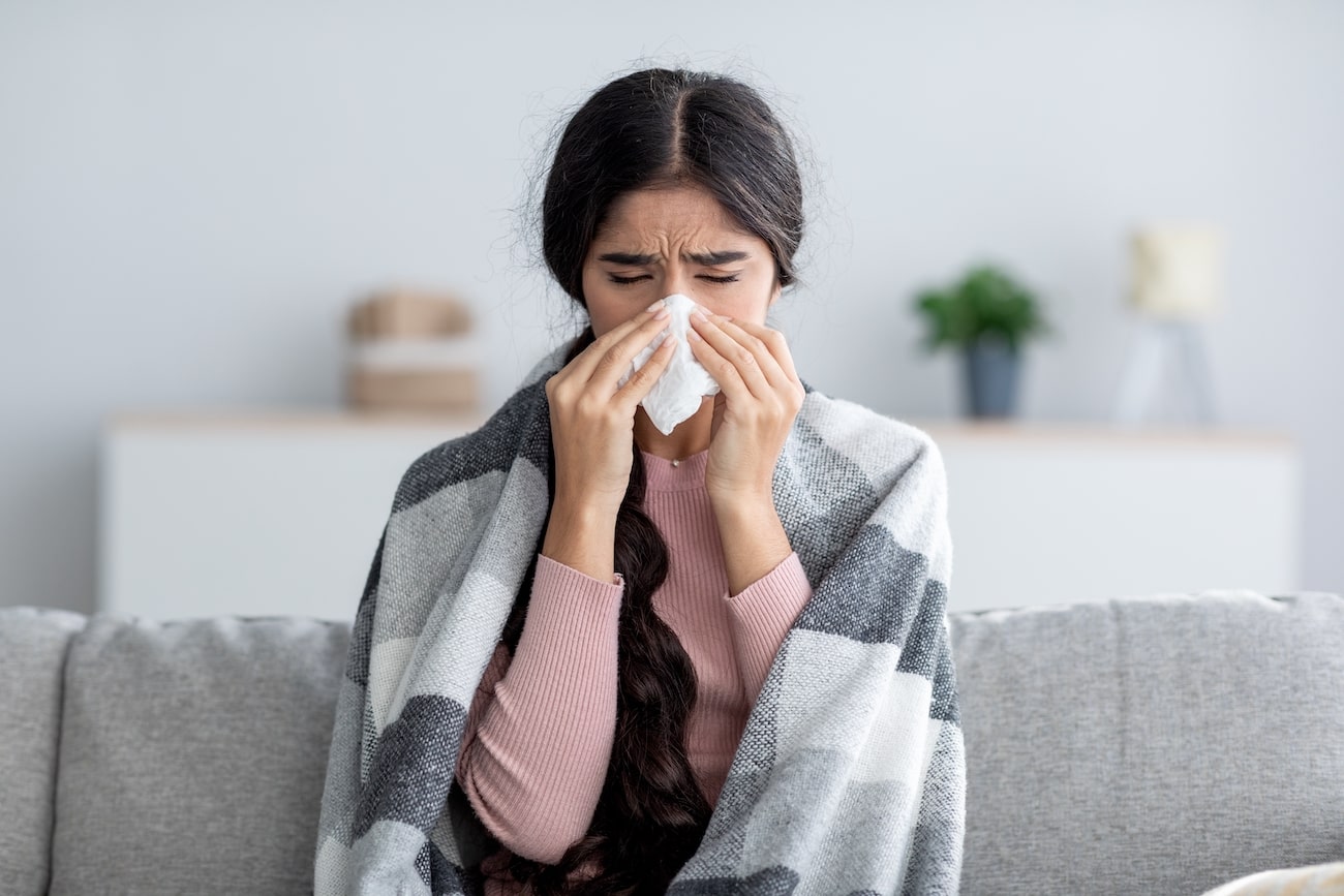 malattia colf: donna con il raffreddore