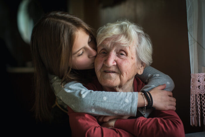 anziano non autosufficiente rifiuta assistenza: bambina abbraccia la nonna