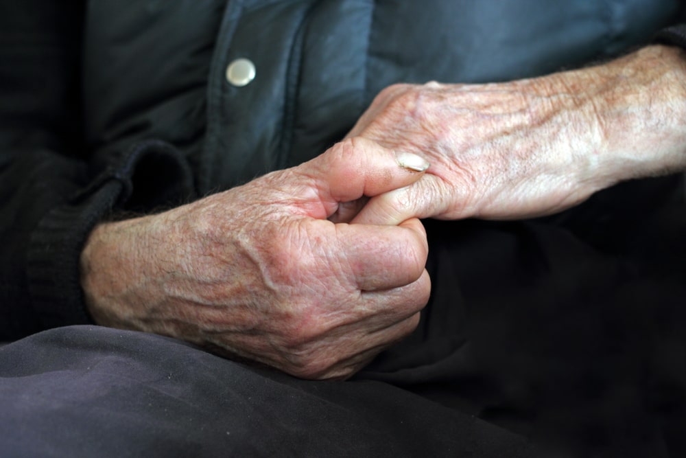 gli errori da non fare con la badante: mani di anziano