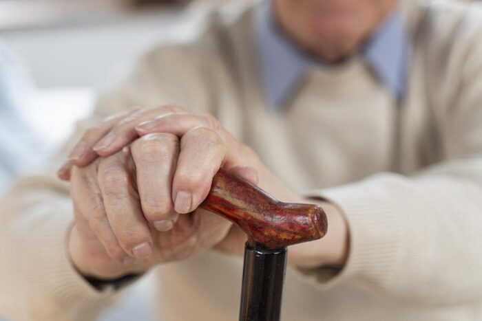 cos'è la demenza senile: significato: immagine di anziano che stringe il bastone da passeggio
