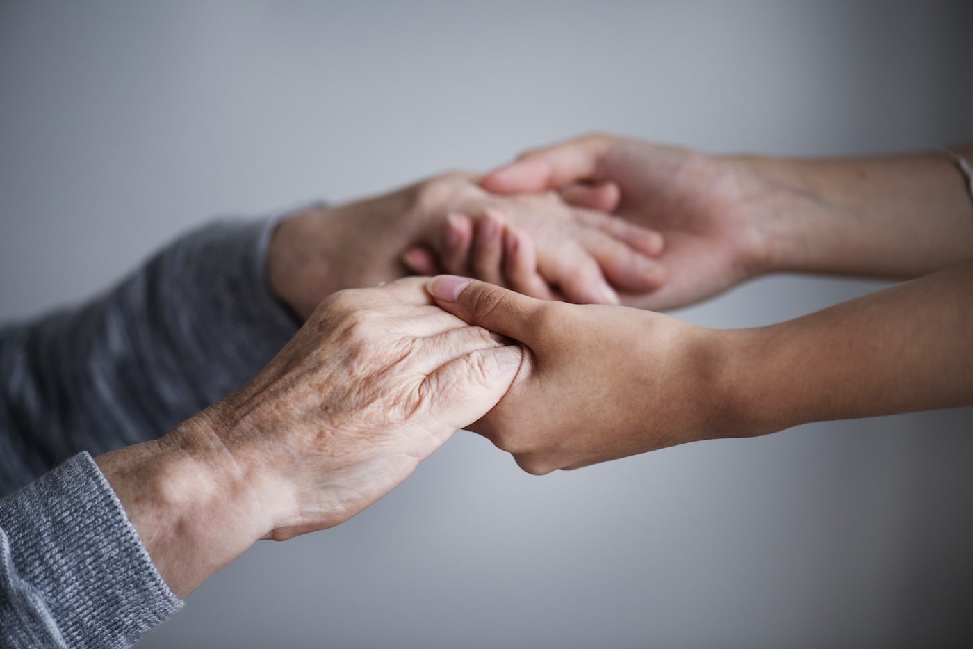 cosa significa vitto e alloggio: donna anziana e donna giovane che si tengono per mano