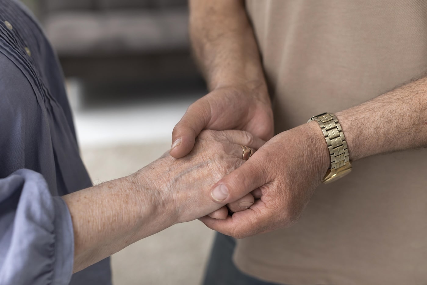 ore e giorni di riposo della badante: anziani che si tengono per mano