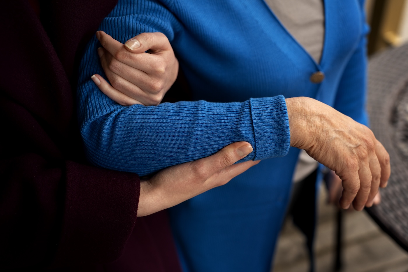 agenzia badanti Milano: anziana sorretta da una badante
